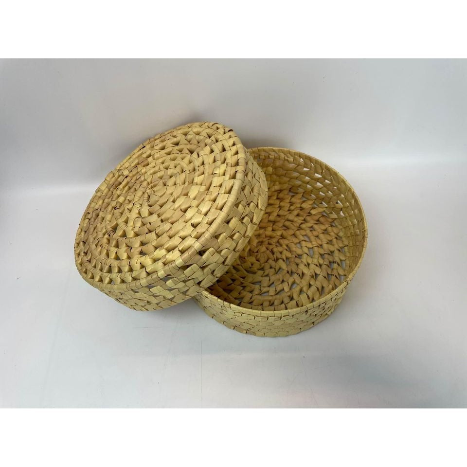 Round woven basket with lid