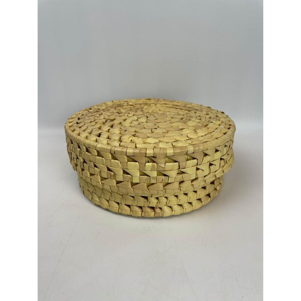 Round woven basket with lid